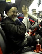 L'ex-président Mohammad Khatami, le 16 mai 2005, en visite dans les locaux de l'usine Iran Khodra au lendemain de la fermeture des circuits de production de la Paykan.